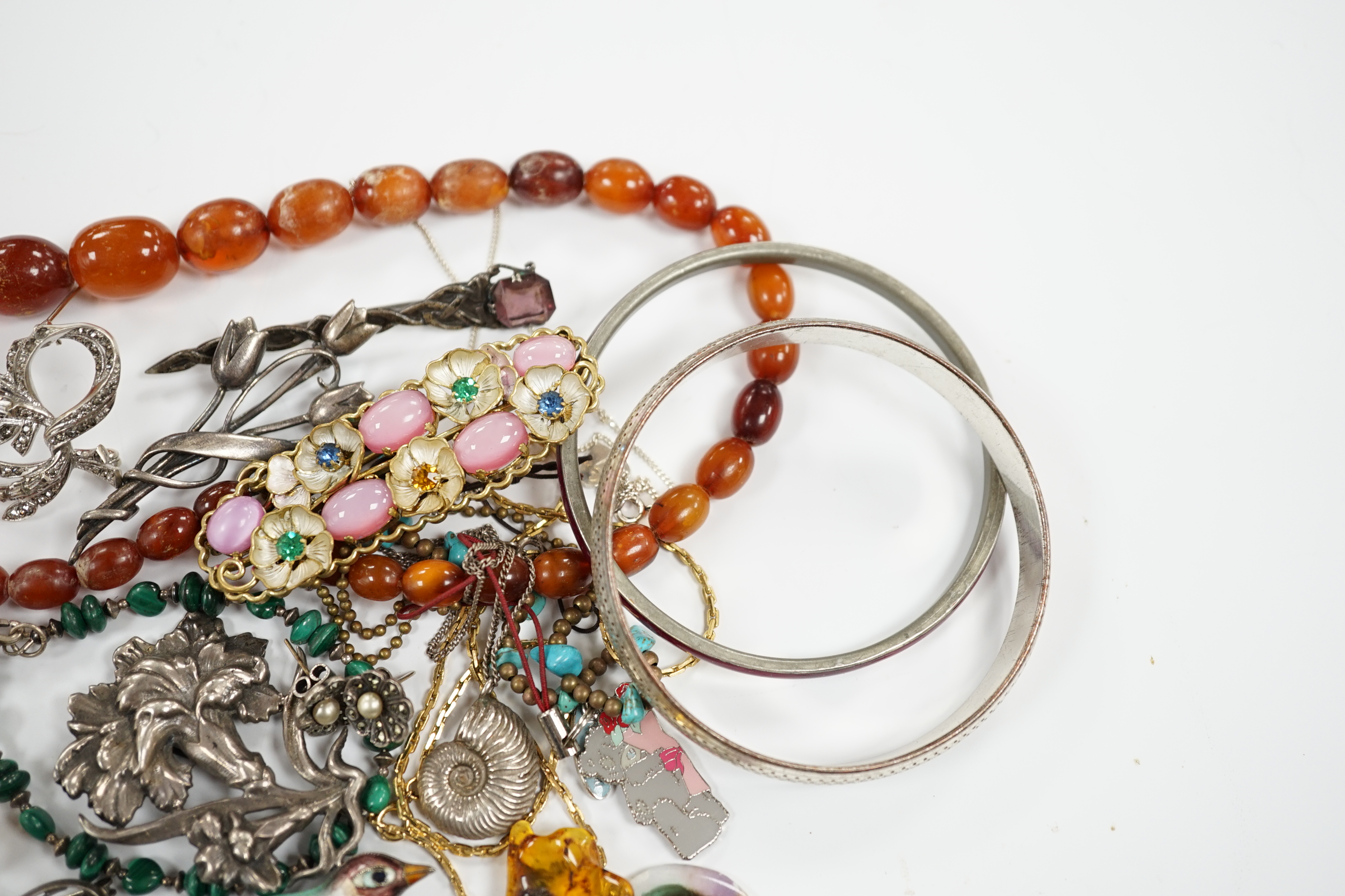 A small quantity of assorted jewellery, including an amber necklace, enamelled bird brooch etc.